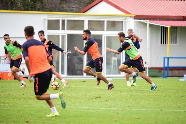 Entrenamiento de la UD Las Palmas en Barranco ...