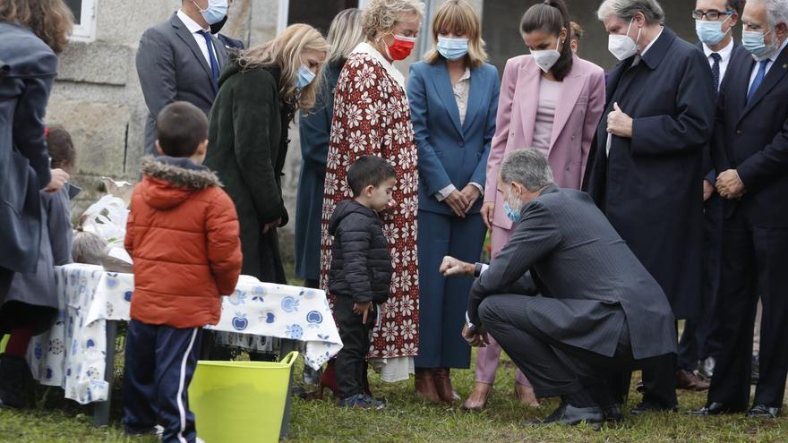 Una visita Real a la premiada escuela rural de Tui, entre anécdotas y filloas