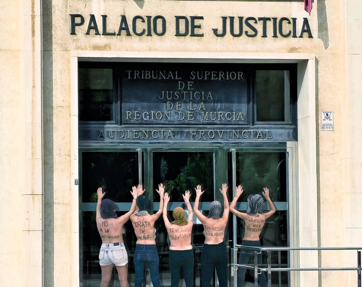 Performance en el Palacio de Justicia contra el acuerdo alcanzado por la Fiscalía que libra de la cárcel a los acusados de prostituir menores.