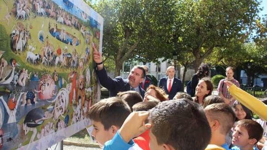 Los escolares de Castropol observan la reproducción del fragmento de &quot;El jardín de las delicias&quot; ubicada en el parque Vicente Loriente.