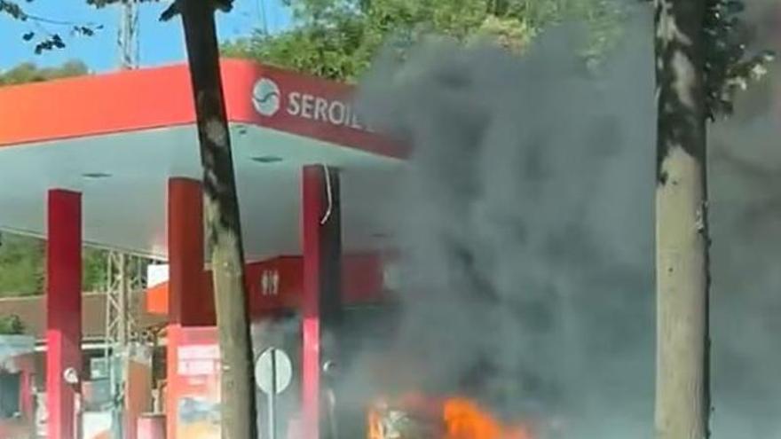 S’incendia un cotxe en una gasolinera del barri de Pont Major de Girona