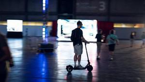Una persona con un patinete eléctrico en LHospitalet de Llobregat, en una imagen de archivo.