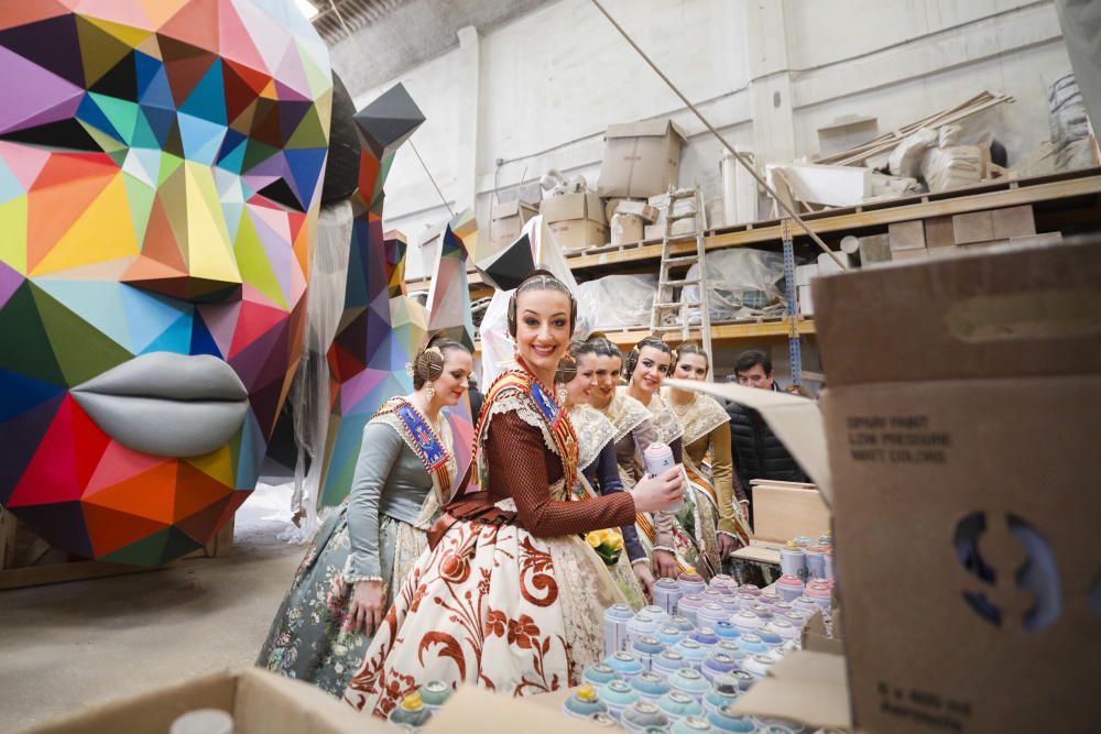 Las falleras mayores visitan el taller de la falla municipal