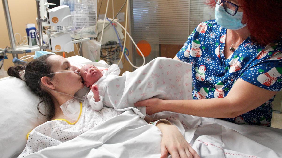 María Isabel ha podido conocer a su hijo recién nacido pasado un mes por haber padecido covid