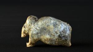 La figura de mamut de la cueva de Vogelherd, de aproximadamente 40.000 años de antigüedad, presenta múltiples secuencias de cruces y puntos en su superficie