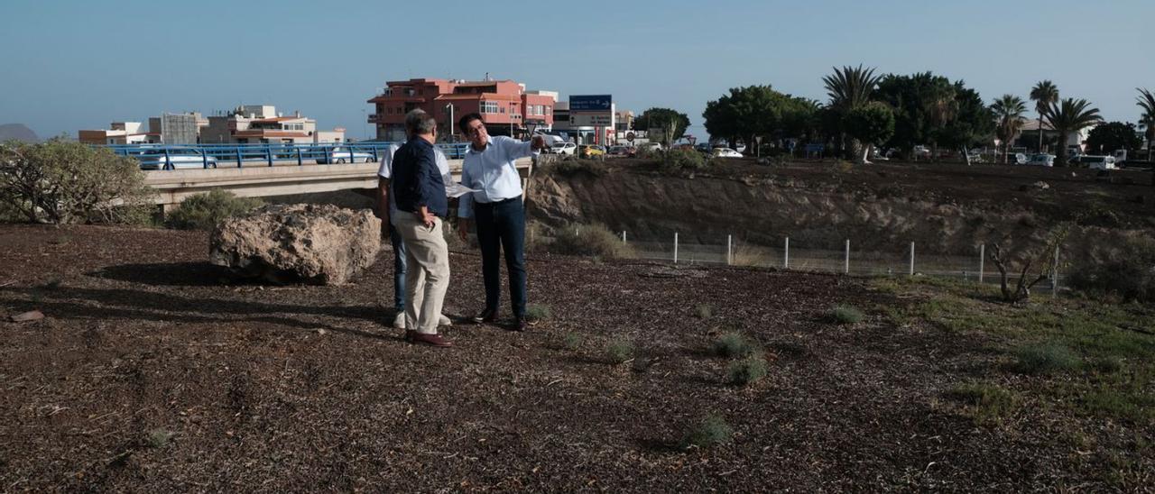 Momento de la visita a la zona de Pedro Martín y José Luis Delgado, el viernes pasado.