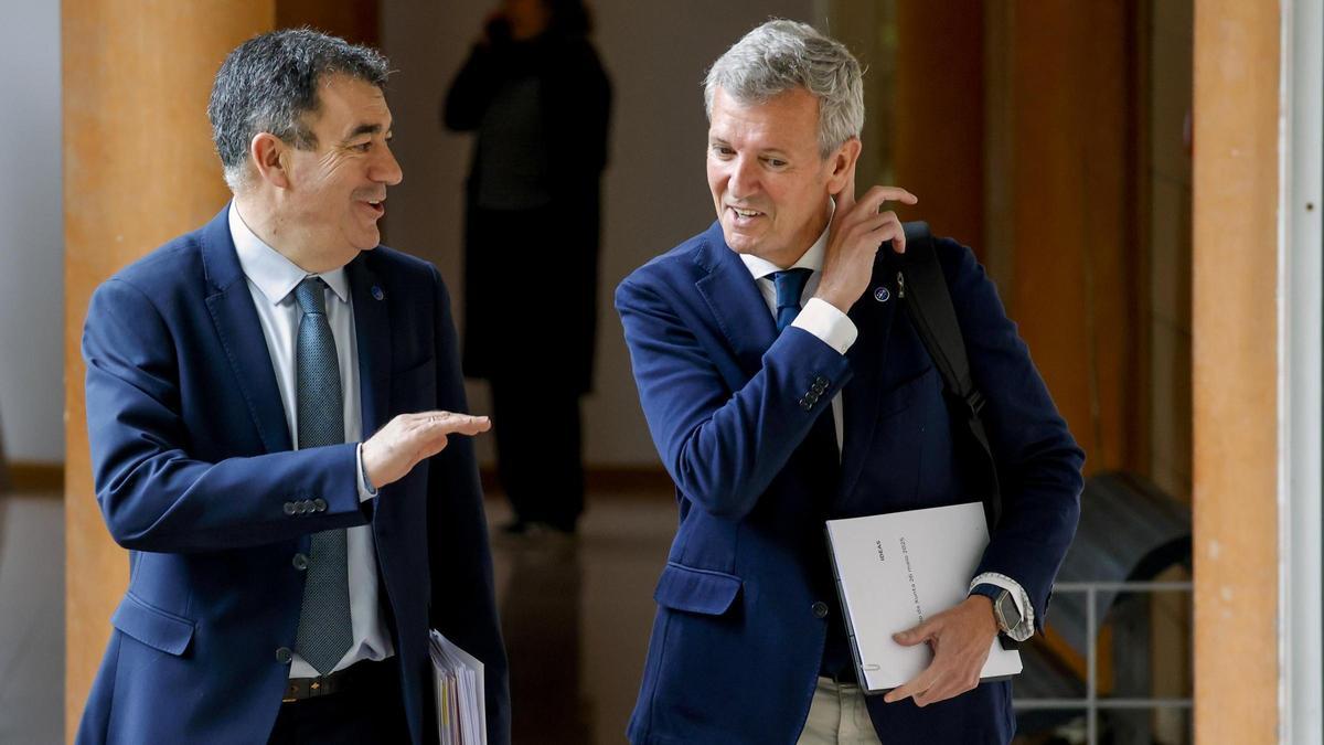 Román Rodríguez, conselleiro de Educación, y Alfonso Rueda tras el Consello de la Xunta