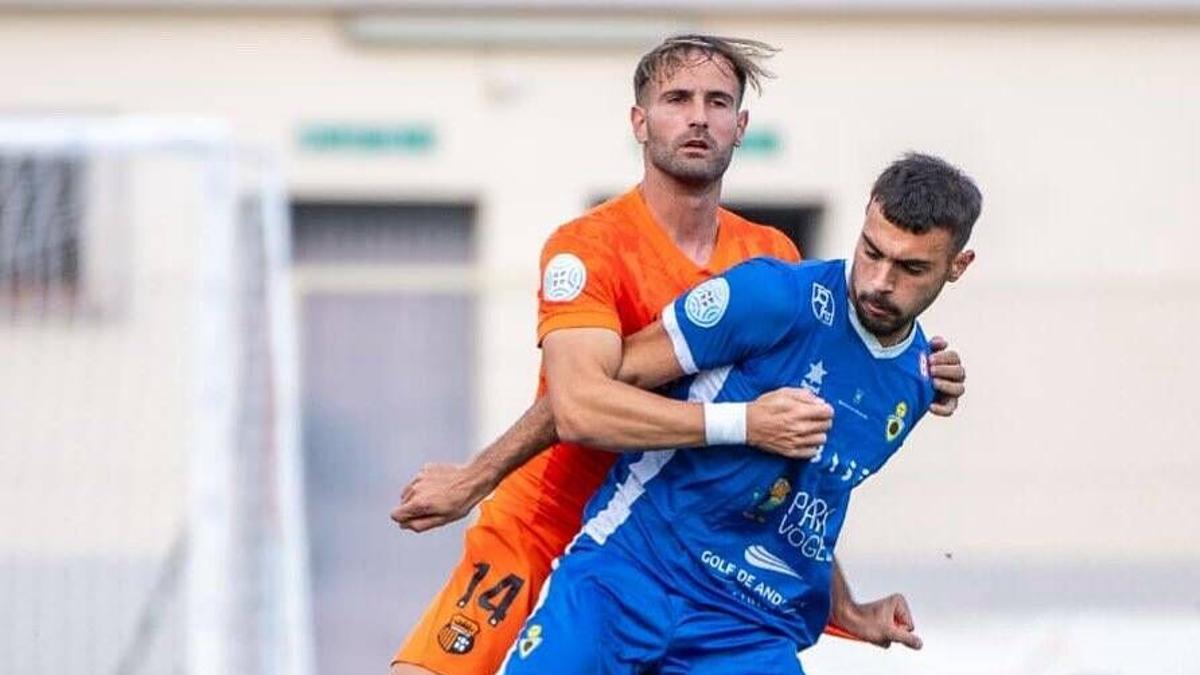 Un defensa del Torrent agarra a Pablo Gálvez