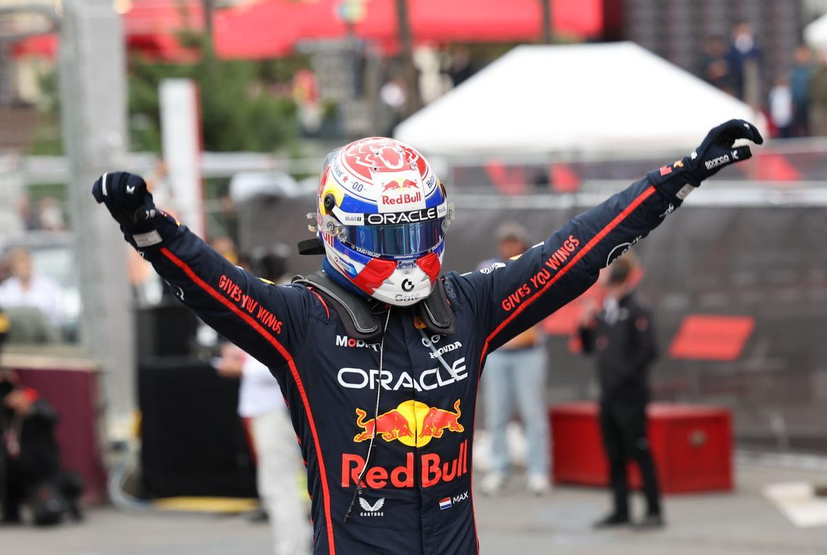 El piloto holandés Max Verstappen, de Red Bull Racing, celebra tras ganar el Gran Premio de Azerbaiyán de Fórmula 1 de 2025, celebrado en el circuito urbano de Bakú, en Bakú, Azerbaiyán, el 21 de septiembre de 2025. (Fórmula Uno, Azerbaiyán, Países Bajos; Holanda). EFE/EPA/ALI HAIDER