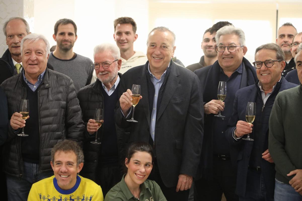El presidente del Villarreal, Fernando Roig, en el momento del brindis junto a varios consejeros.