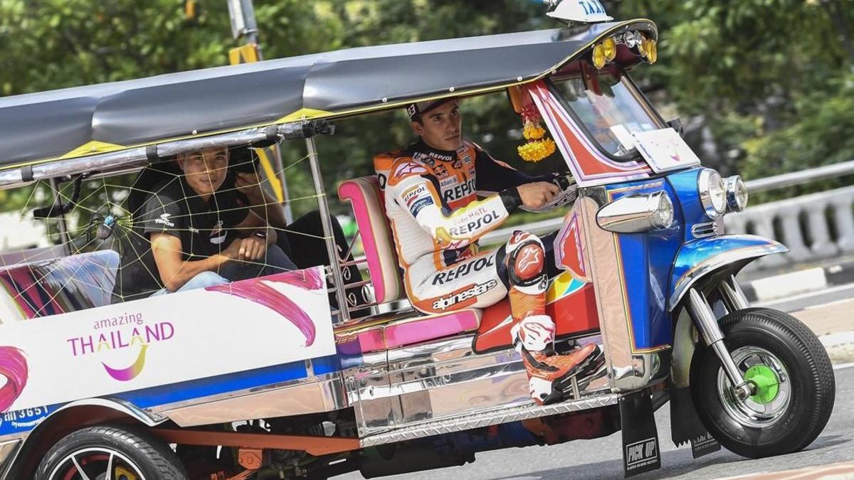 Marc Márquez, conduciendo hoy en típico taxi por las calles de Bangkok.