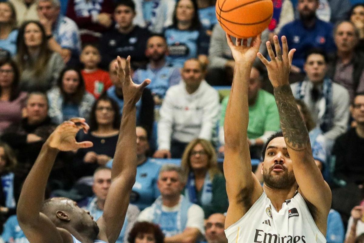 Lyles, en una acción del encuentro ante el cuadro gallego