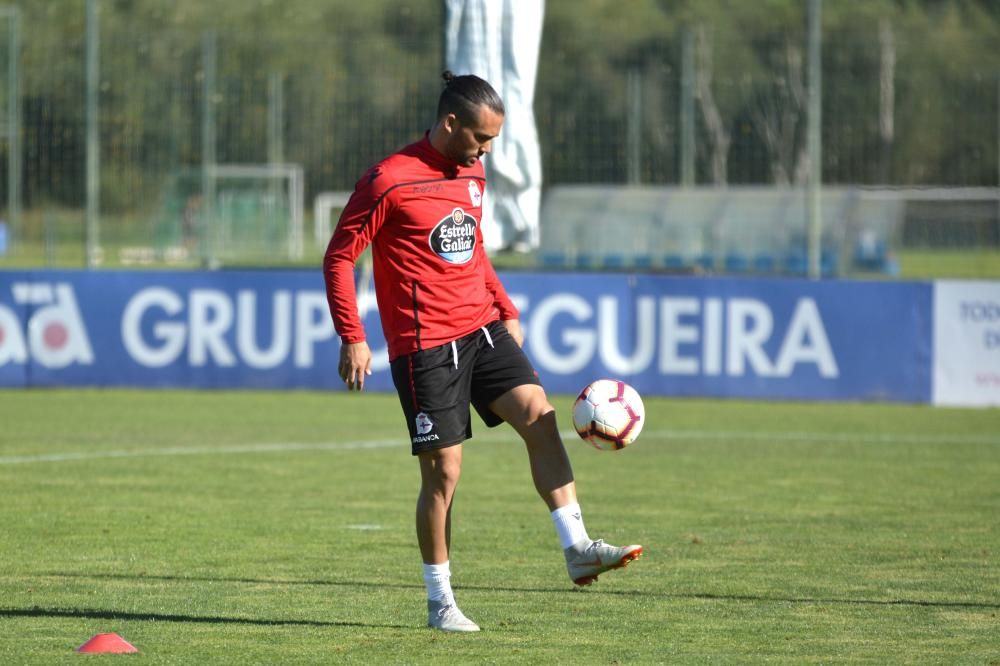 Natxo González dirigió una sesión de entrenamiento con calentamientos, rondos y partidos en espacio reducido.