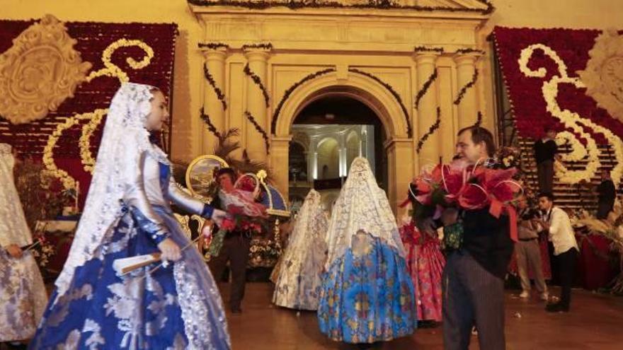 Flores llenas de emoción cubren el tapiz a la Virgen