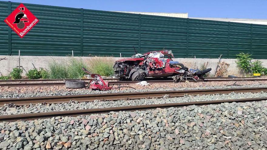 Cuatro fallecidos en el arrollamiento de un coche por un tren en Novelda