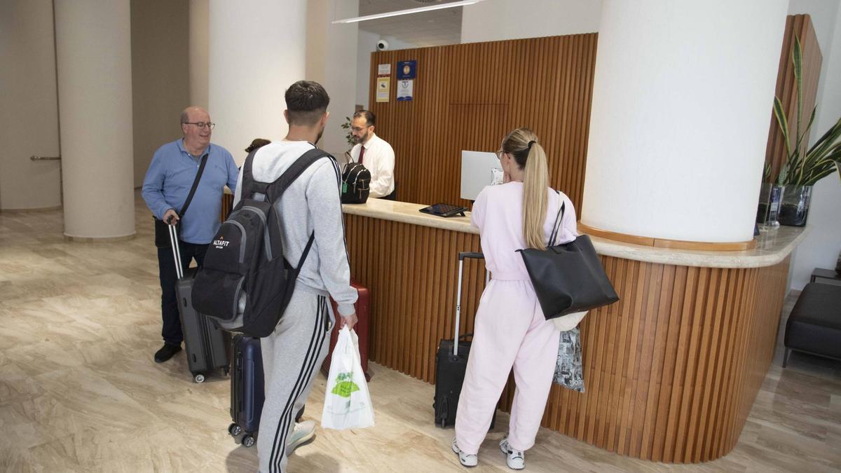 Clientes en la recepción de un hotel valenciano, en una imagen de archivo.