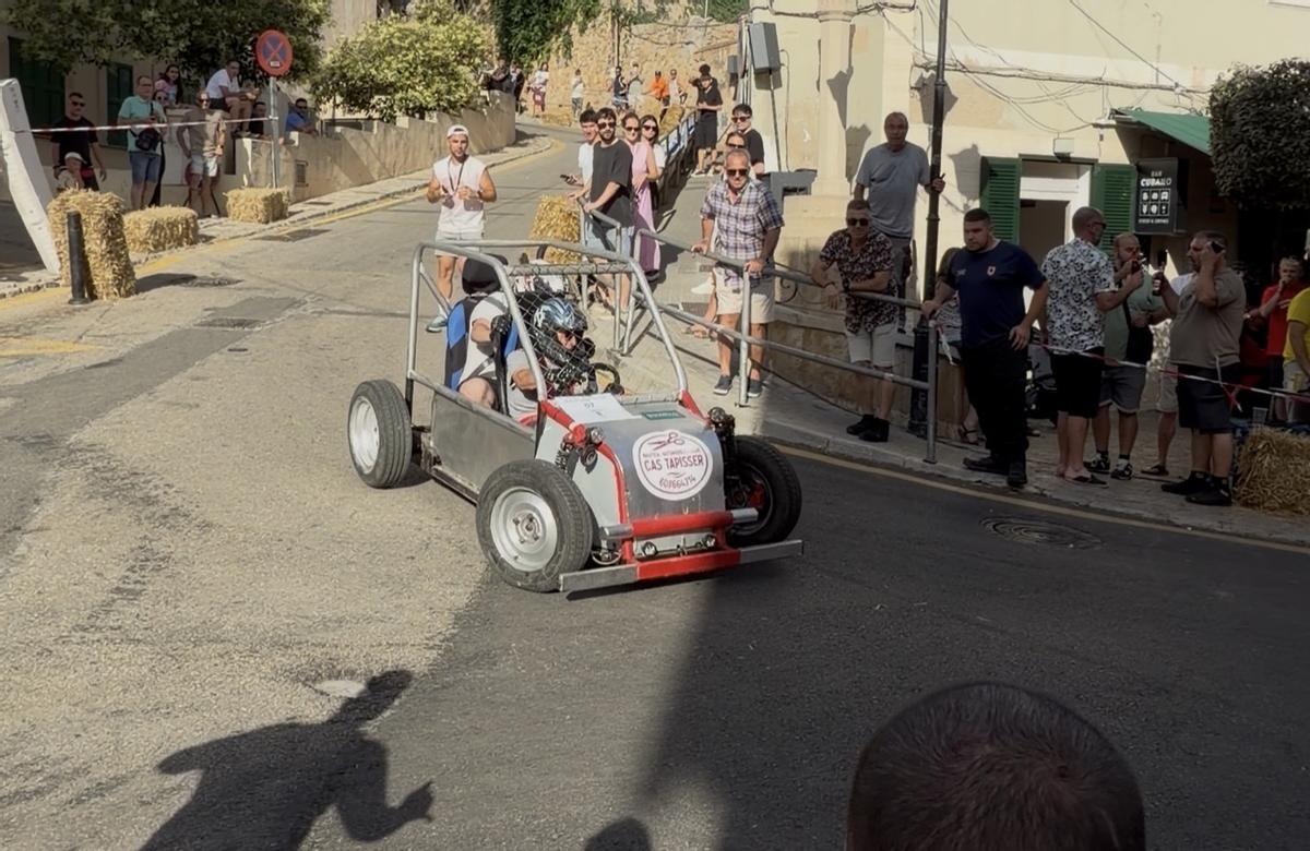 La Devallada de Carretons de las Festes de Sant Pere 2026 volvió a llenar de emoción las calles de Andratx con la participación de 13 vehículos artesanales, algunos llegados desde diferentes puntos de Mallorca La Devallada de Carretons de las Festes de Sant Pere 2026 volvió a llenar de emoción las calles de Andratx con la participación de 13 vehículos artesanales, algunos llegados desde diferentes puntos de Mallorca
