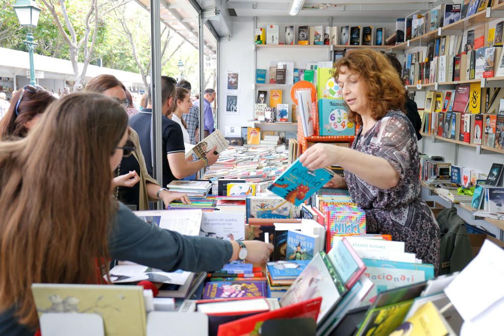 Último día de la 53.ª Feria del Libro de València celebrada en los jardines de Viveros.