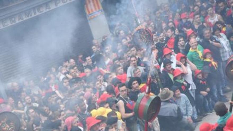 Una plaça de Sant Pere curulla dóna el tret de sortida a la passada del vespre