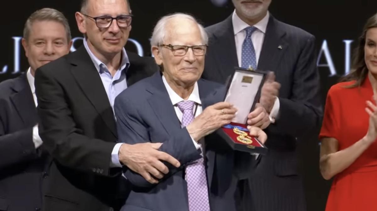 El artista de Posoblanco Segundo Castro recoge la Medalla de Oro al Mérito de las Bellas artes 2024, en la ceremonia celebrada este miércoles en Toledo.