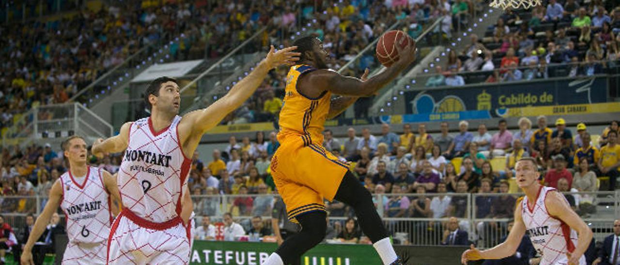 Bo McCalebb ejecuta una entrada a canasta en el encuentro contra el Montakit Fuenlabrada.