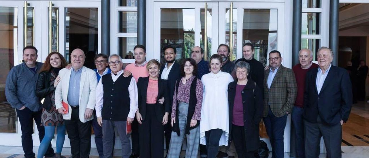 De izquierda a derecha, ayer en el Salón de Té del Campoamor, Josep Zapater, Noelia Pérez, Miquel Ortega, Roberto Sánchez Ramos, Joan Font, Alejandro del Cerro, Beatriz Díaz, Jorge Eleazar, Carmen Gloria García, Alfonso Aguirre Zorroza, Elda Noriega, José Antonio Lobato, Montse Colomé, Curt Allen Wilmer, Cosme Marina, Javier Arce y Francisco González Álvarez-Buylla.