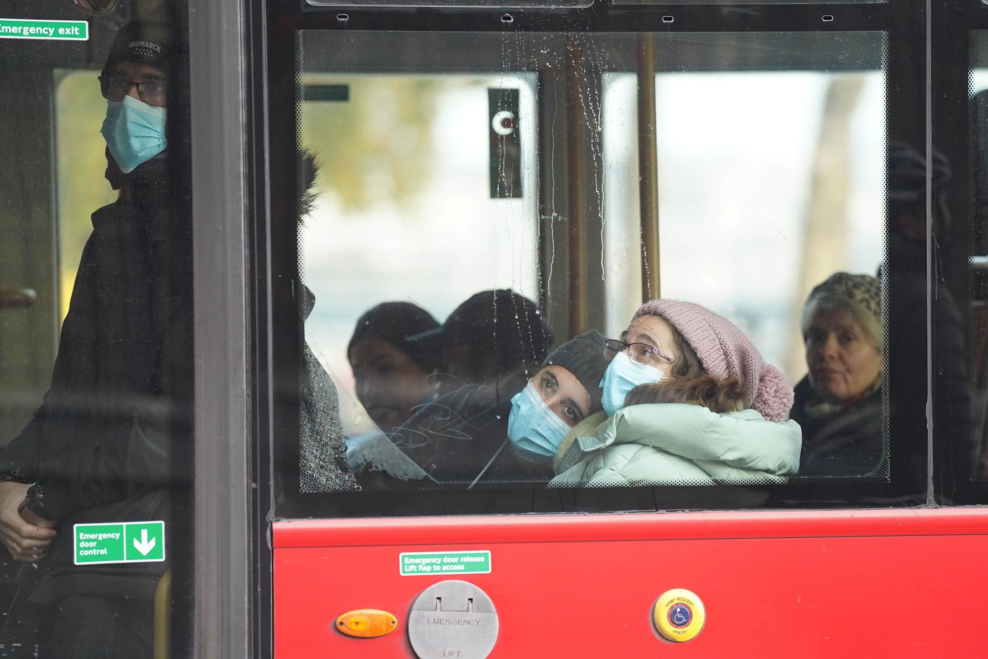 Varias personas viajando en un autobús.