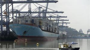  Un barco carga contenedores al lado del nuevo Canal de Panamá.