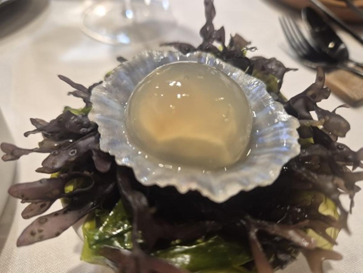 Esférico de ostra, uno de los platos memorables del menú.
