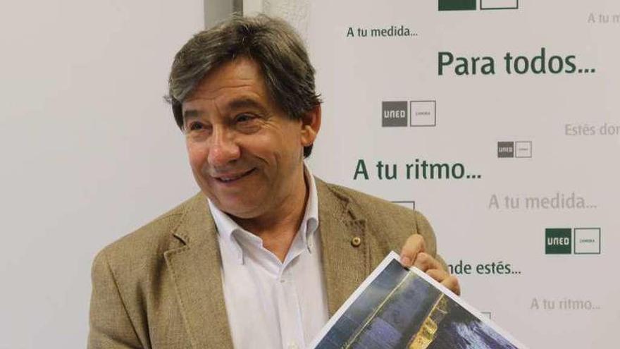 Juan Andrés Blanco, con el cartel de las jornadas.