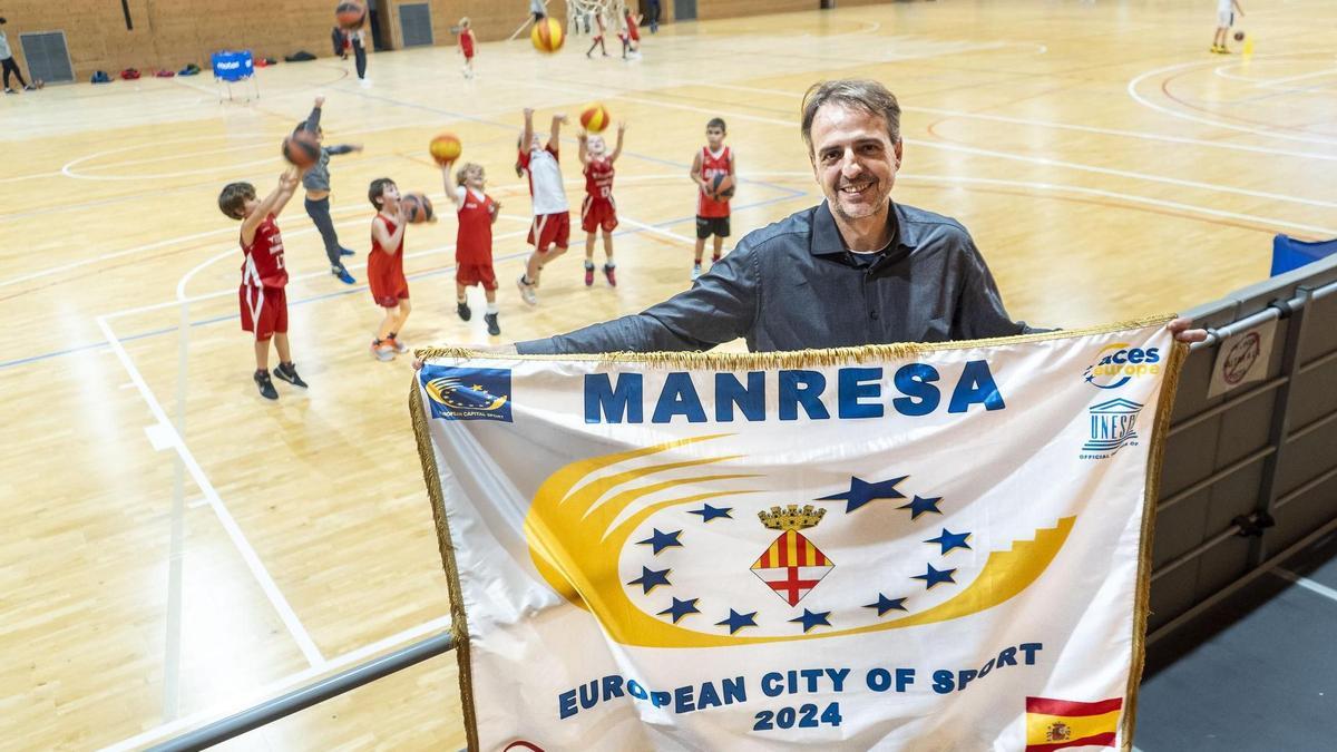 El regidor d'Esports, anjo Valentí, amb la bandera de la Ciutat europea de l'Esport