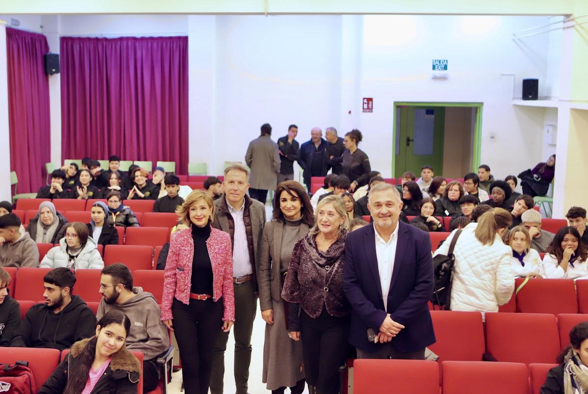 El Consejo Rector en el salón de actos del San Juan Bosco.