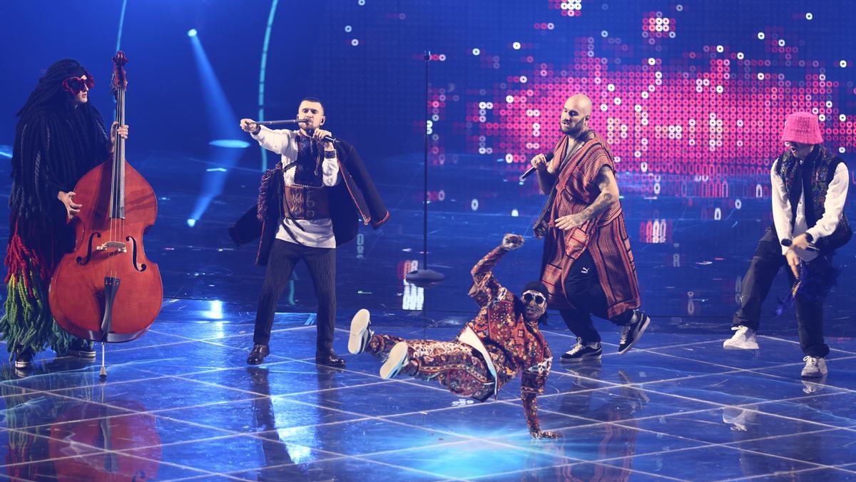 Kalush Orchestra, representantes de Ucrania, en el escenario representando el tema 'Stefania' durante la primera semifinal de Eurovisión