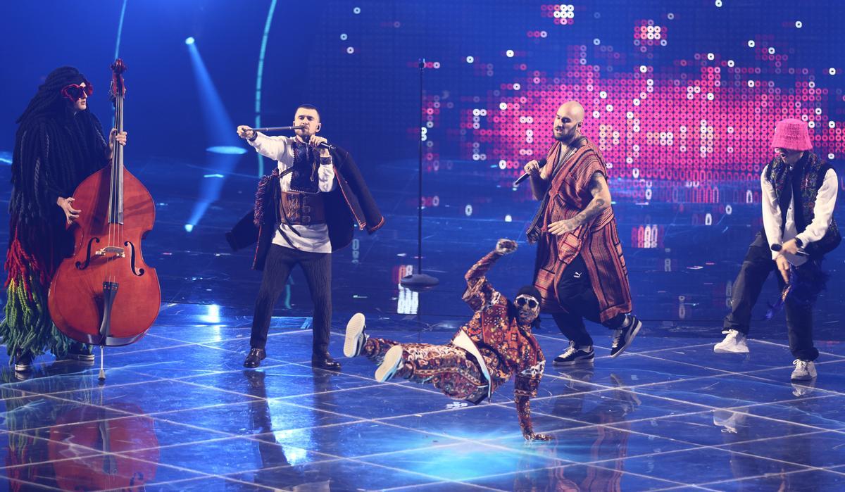 Kalush Orchestra, representantes de Ucrania, en el escenario representando el tema Stefania durante la primera semifinal de Eurovisión