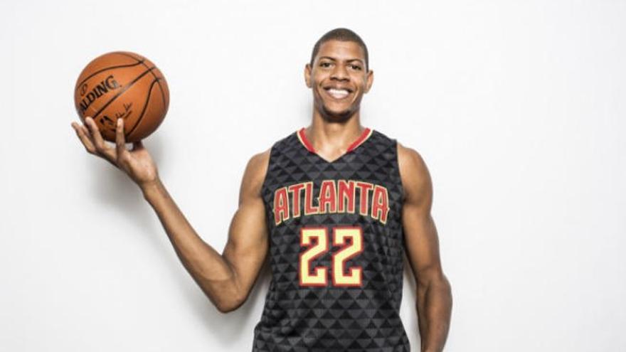 Tavares se sale y vuelve a los Hawks