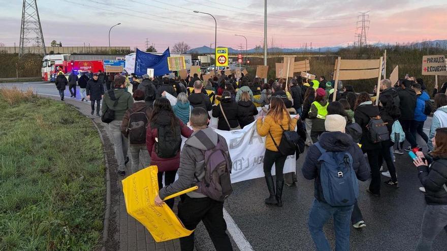 VÍDEO | Uns 300 docents tallen la rotonda de Borrassà a l'N-II per reclamar més recursos i condicions "dignes" pel personal