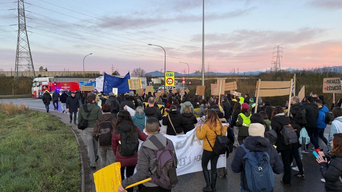 VÍDEO | Uns 300 docents tallen la rotonda de Borrassà a l'N-II per reclamar més recursos i condicions "dignes" pel personal