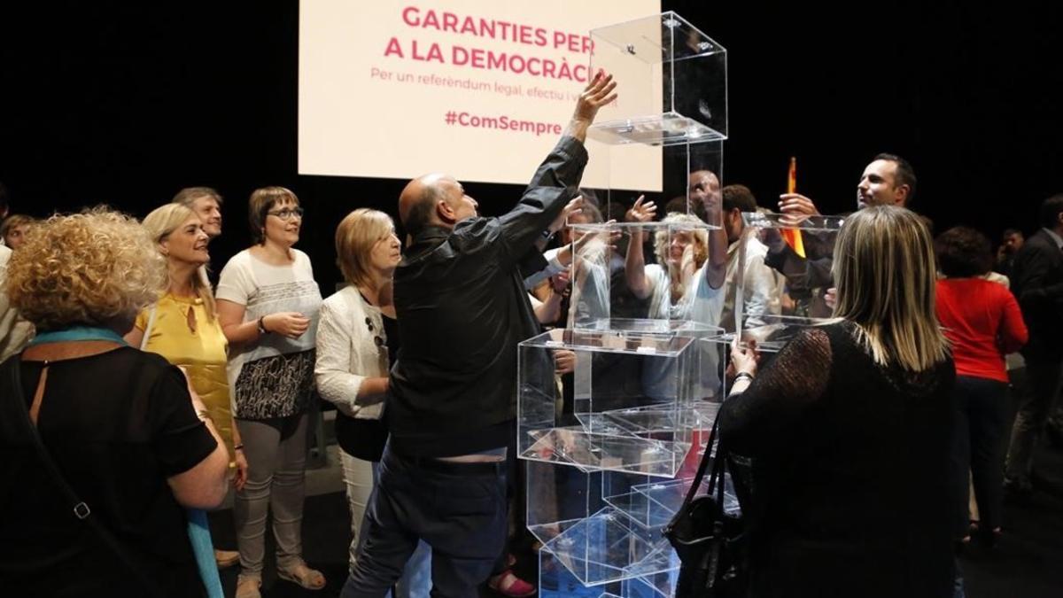 Montaje con urnas de metacrilato, en el escenario del Teatre Nacional de Catalunya.