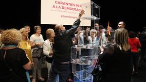 Montaje con urnas de metacrilato, en el escenario del Teatre Nacional de Catalunya.