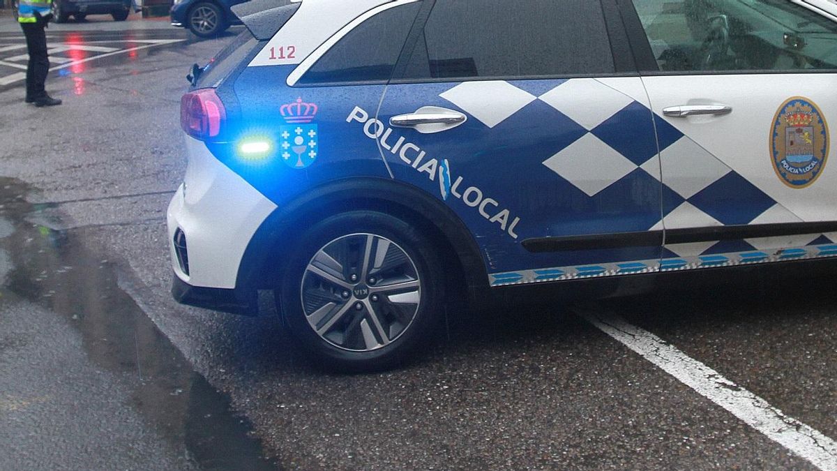 Un agente y un vehículo patrulla de la Policía Local de Ourense.
