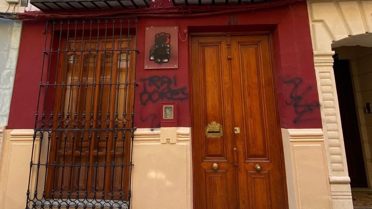 Pintadas en la sede socialista de Cieza.