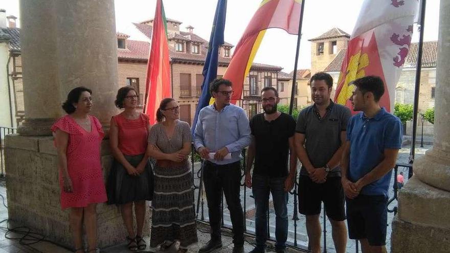 Concejales del equipo de Gobierno socialista posan en la balconada del Ayuntamiento de Toro.