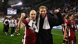 Iniesta celebra con Samper la clasificación del Vissel para la Champions asiática