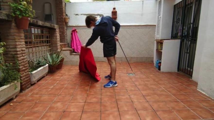 El alumno de la Escuela Taurina Provincial de Málaga Manuel Martínez, en clase.