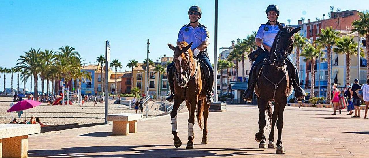 Los dos policías patrullan, ayer, por la playa centro de La Vila. DAVID REVENGA