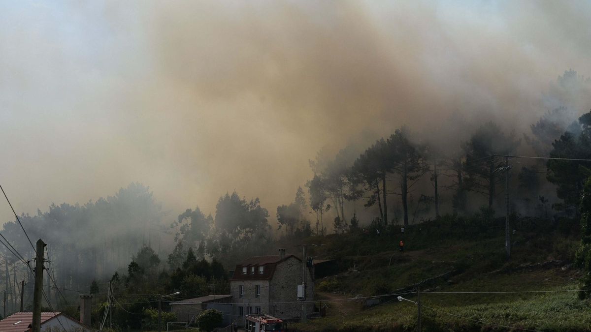 Un incendio en Corme obliga a evacuar a vecinos