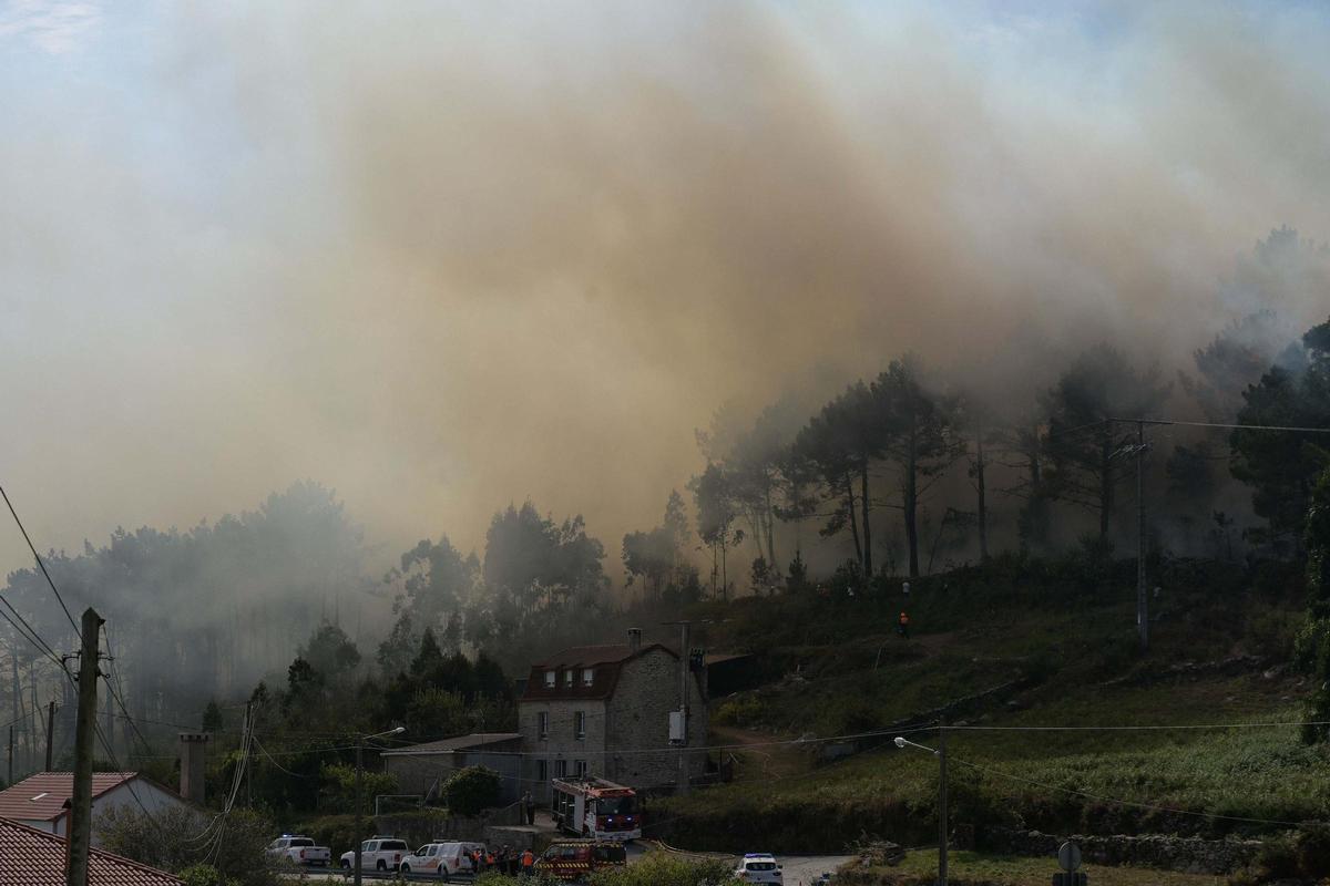 Un incendio en Corme obliga a evacuar a vecinos