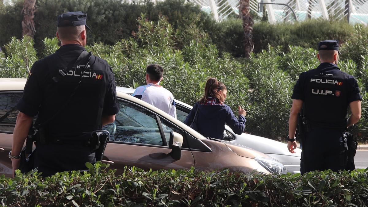 El menor acuchillado ayer a las puertas de los juzgados tras ser atendido en la ambulancia.