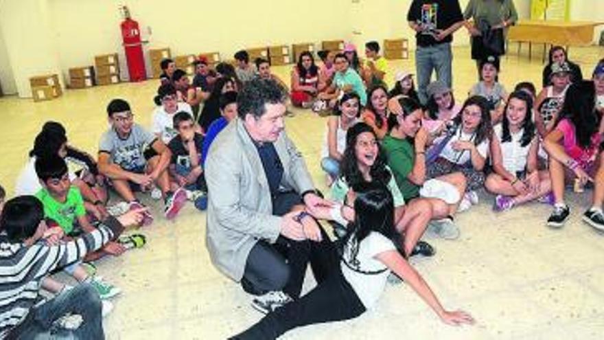 El alcalde bromea con los niños que participaron en el programa.// RV