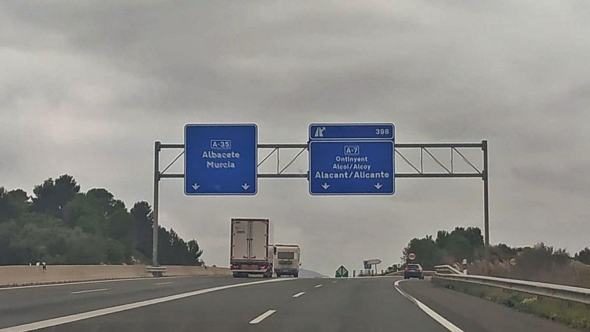 Cartel de reciente instalación indicando hacia Alicante por la A-7 a la altura de Canals. | A. T.